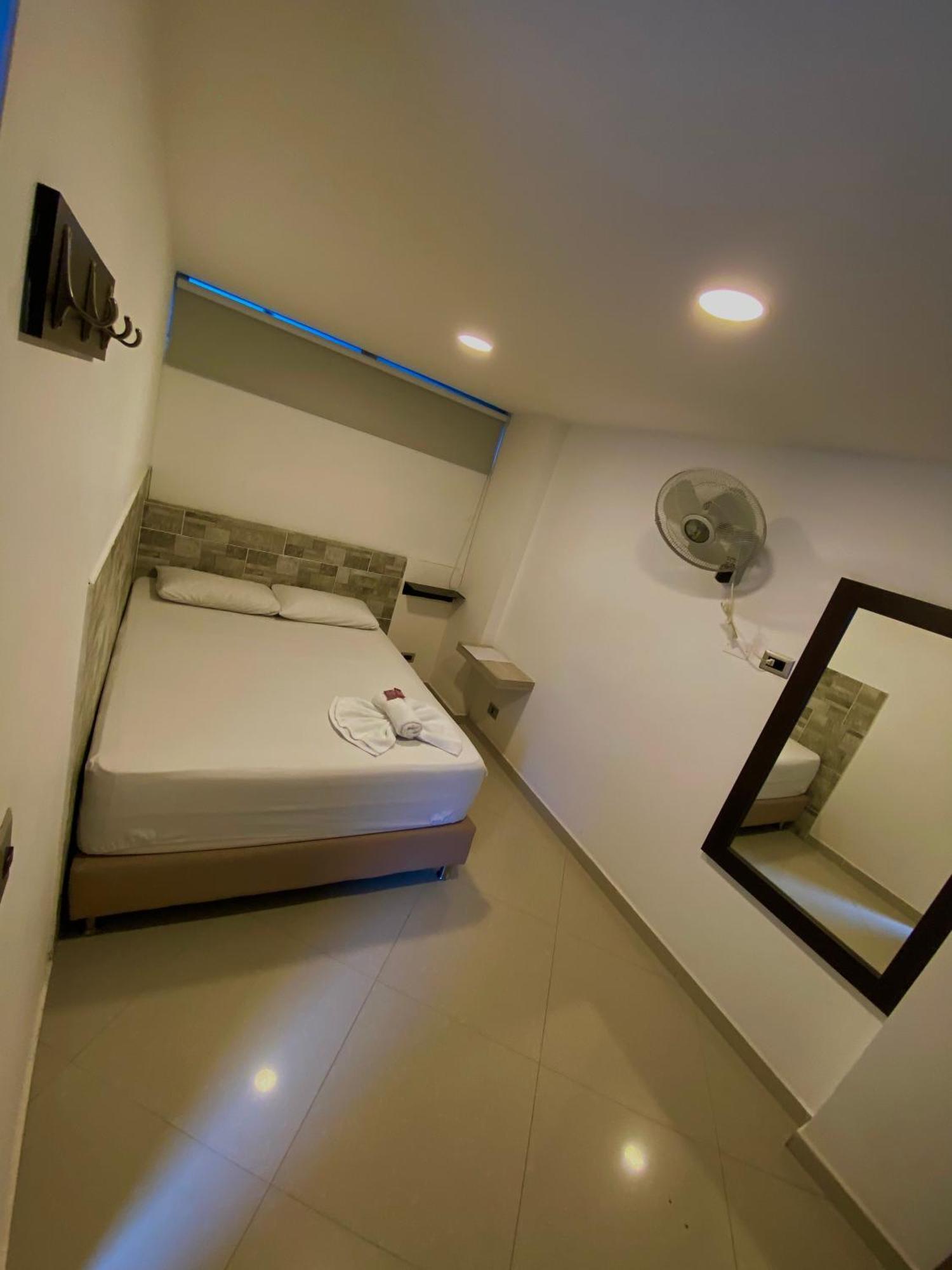Hotel Buenos Aires Central Медельин Экстерьер фото